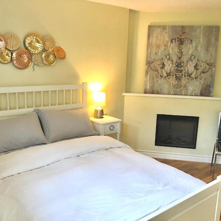 Cozy & Convenient 2-Bedroom Apartment With Private Entrance Toronto Esterno foto