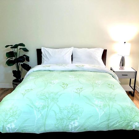 Cozy & Convenient 2-Bedroom Apartment With Private Entrance Toronto Esterno foto