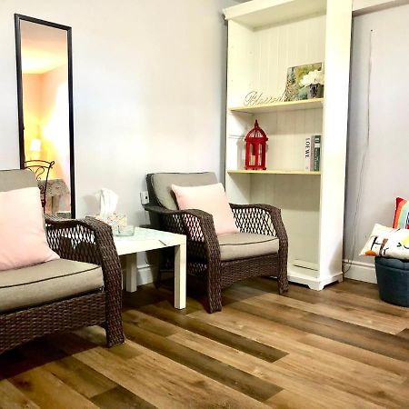 Cozy & Convenient 2-Bedroom Apartment With Private Entrance Toronto Esterno foto