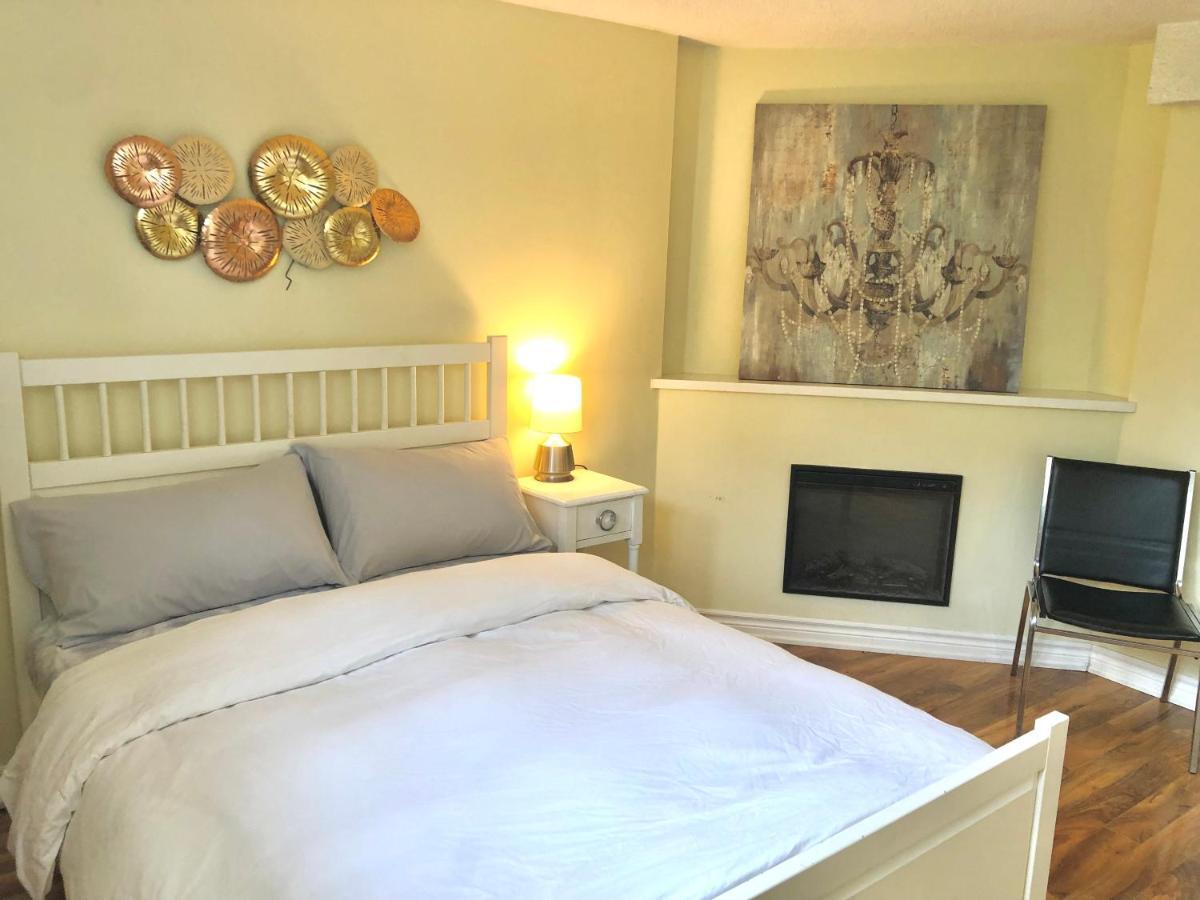 Cozy & Convenient 2-Bedroom Apartment With Private Entrance Toronto Esterno foto
