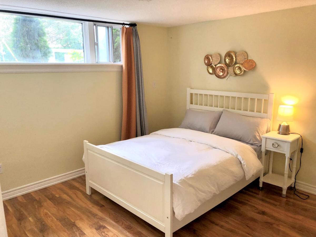 Cozy & Convenient 2-Bedroom Apartment With Private Entrance Toronto Esterno foto