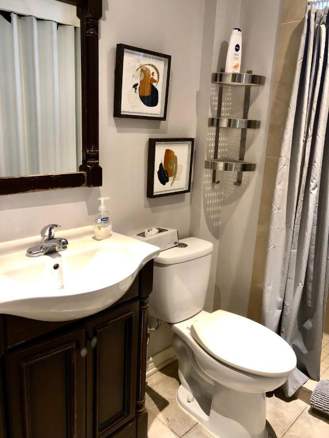 Cozy & Convenient 2-Bedroom Apartment With Private Entrance Toronto Esterno foto