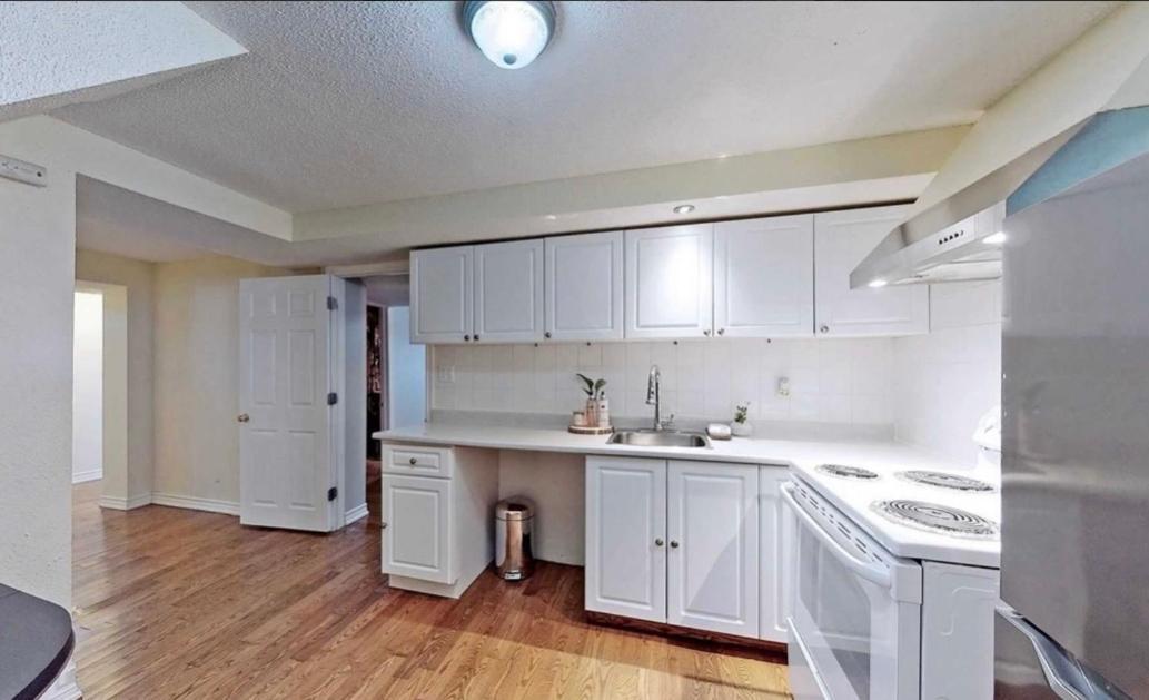 Cozy & Convenient 2-Bedroom Apartment With Private Entrance Toronto Esterno foto
