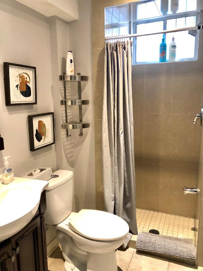 Cozy & Convenient 2-Bedroom Apartment With Private Entrance Toronto Esterno foto