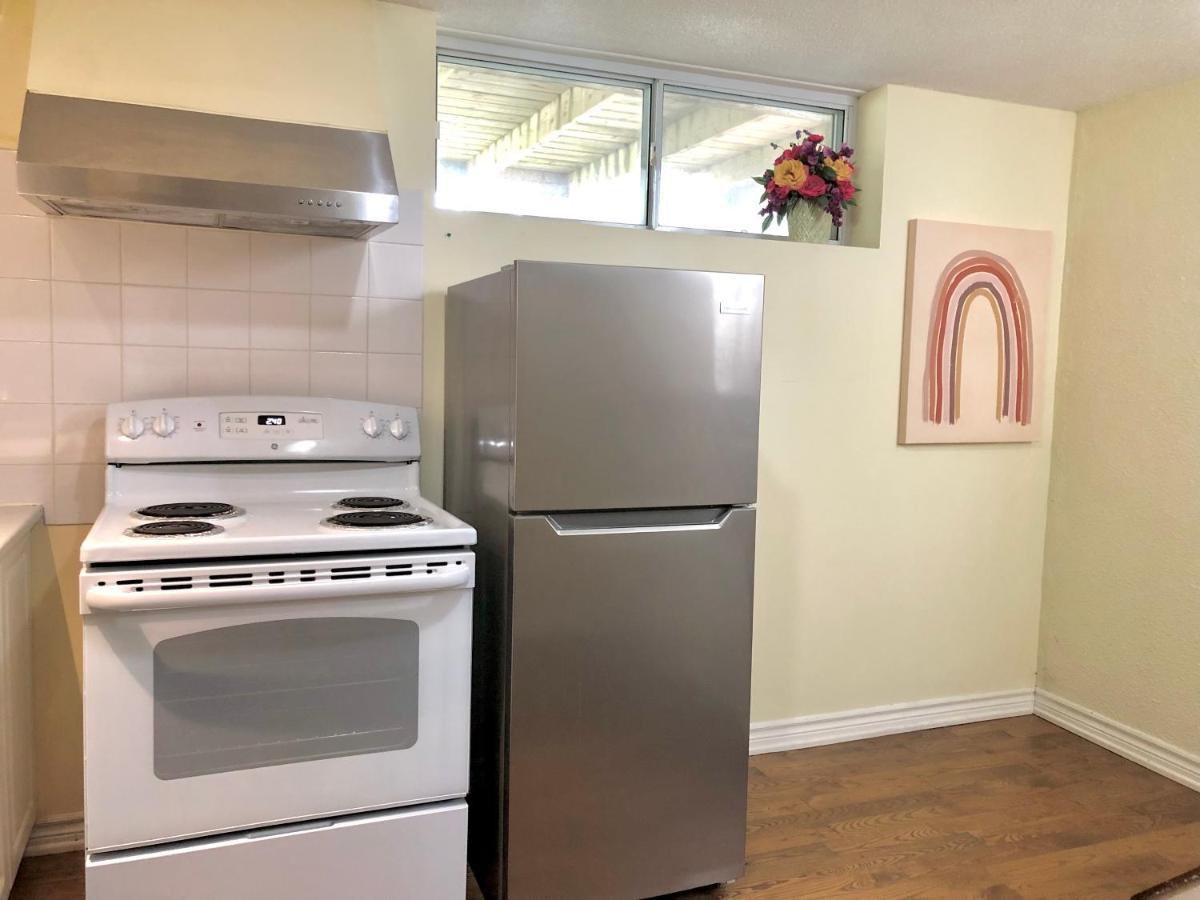Cozy & Convenient 2-Bedroom Apartment With Private Entrance Toronto Esterno foto