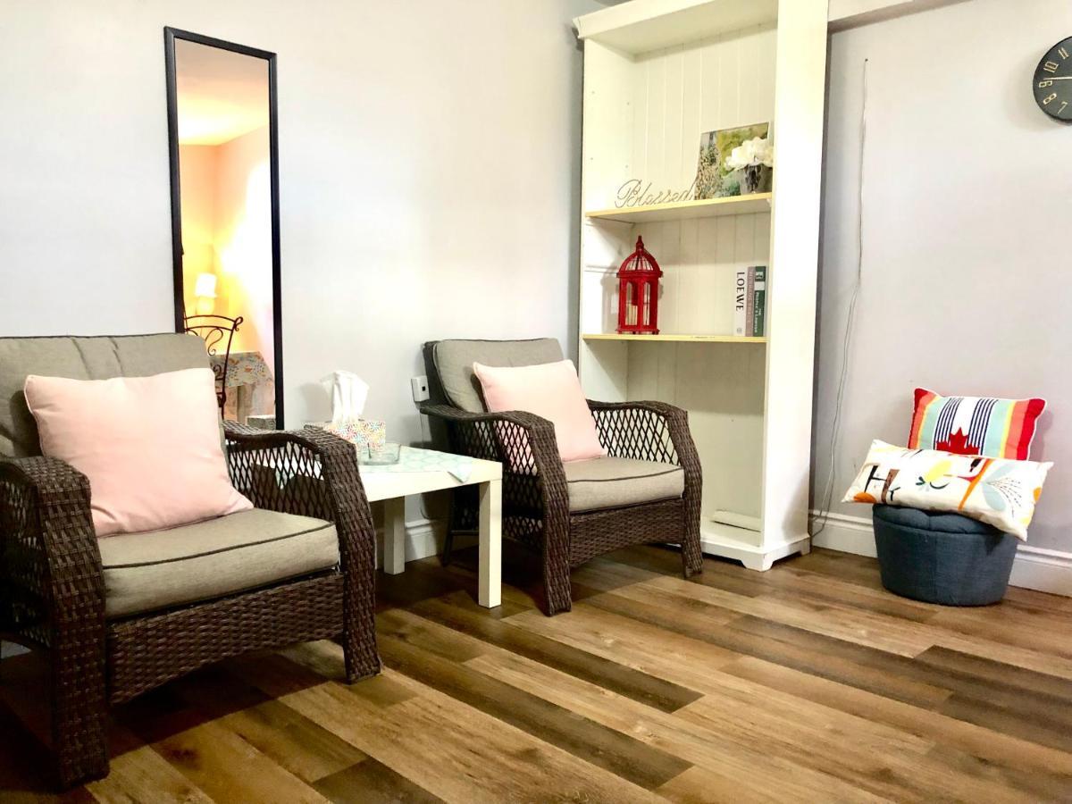 Cozy & Convenient 2-Bedroom Apartment With Private Entrance Toronto Esterno foto